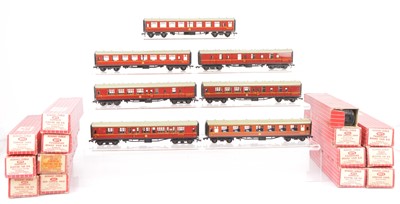 Lot 220 - Hornby-Dublo 00 Gauge 2-Rail BR maroon Super Detail Main Line Coaches (21)