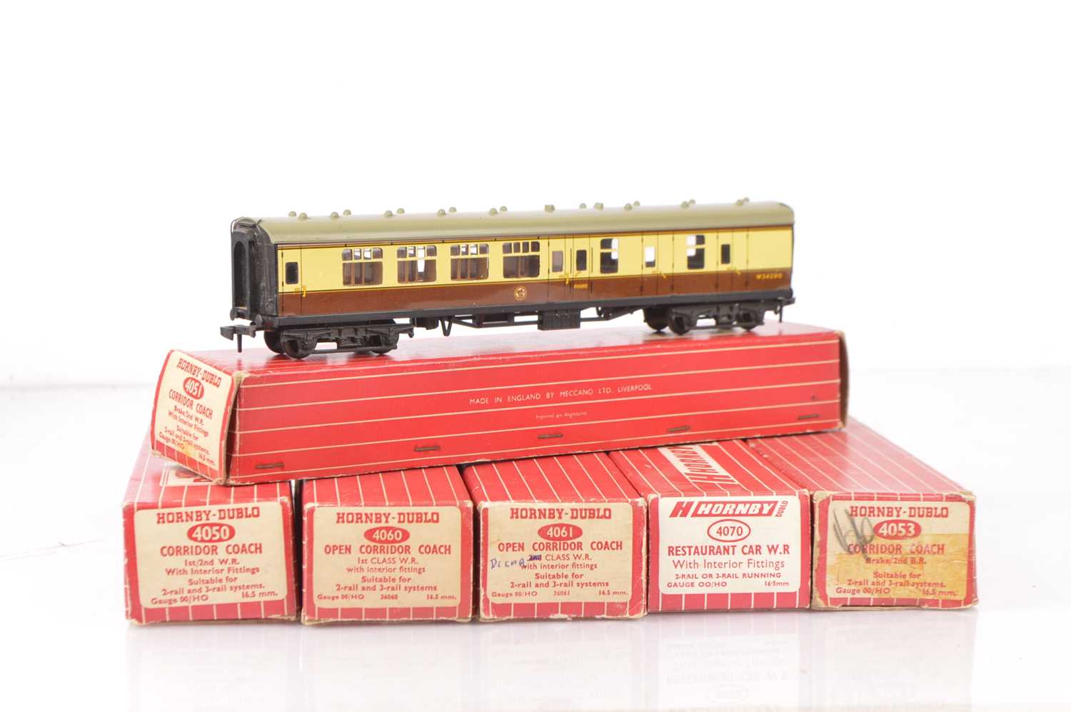 Lot 221 - Hornby-Dublo 00 Gauge 2-Rail BR WR Main Line Coaches including Late Issue Restaurant Car (6)