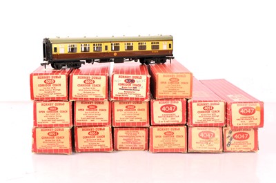 Lot 222 - Hornby-Dublo 00 Gauge 2-Rail BR WR Main Line Coaches (16)