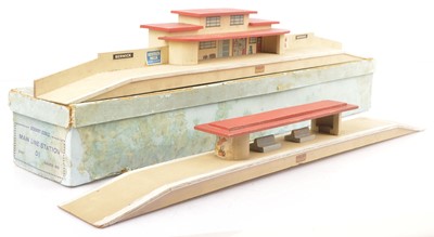 Lot 256 - Hornby-Dublo 00 Gauge Pre-War wooden red roof Main Line Station in original box dated 8.38 and unboxed Island Platform (2)