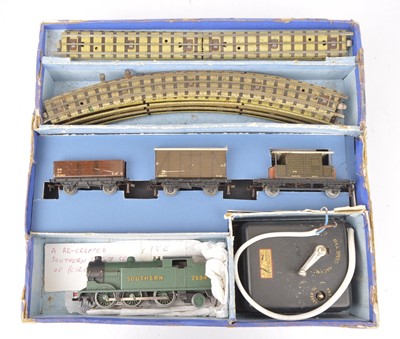 Lot 266 - A made up Hornby-Dublo 00 Gauge 3-Rail EDG7 SR Tank Goods Set