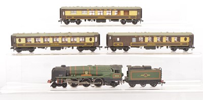 Lot 296 - Hornby-Dublo 00 Gauge 3-Rail Late issue BR green West Country Class 'Dorchester' and three Pullman Coaches (4)