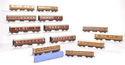 Lot 306 - Hornby-Dublo 00 Gauge 3-Rail LMS maroon and LNER Teak Coaches (13)