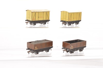 Lot 310 - Hornby-Dublo 00 Gauge 3-Rail SR Goods wagons (4)