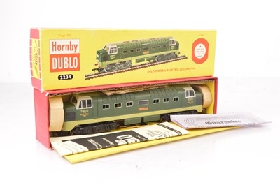 Lot 328 - Hornby-Dublo 00 Gauge 2-Rail 2234 BR two tone green Deltic Diesel Co-Co D9012 'Crepello' 