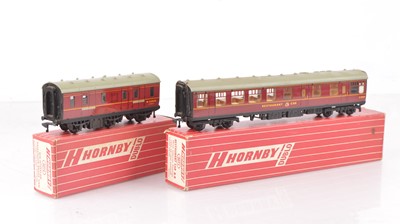 Lot 334 - Hornby-Dublo 00 Gauge 2-Rail Super Detail late issue BR maroon Restaurant Car and Stove 6 -wheel Passenger Brake Van (2)