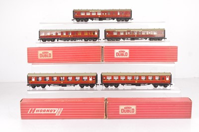 Lot 335 - Hornby-Dublo 00 Gauge 2-Rail Super Detail BR maroon late issue Restaurant Car and other maroon coaches (5)