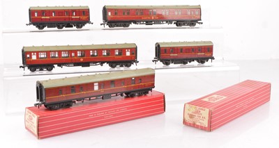 Lot 336 - Pair of Hornby-Dublo 00 Gauge 2-Rail Super Detail late Issue 4076 BR maroon Stove 6-wheel Vans and other maroon Coaches (6)