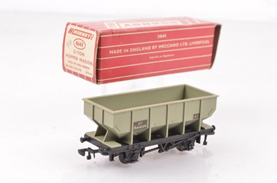 Lot 339 - Pair of Hornby-Dublo 00 Gauge 2-Rail Super Detail late issue 4644 21-Ton Hopper Wagons