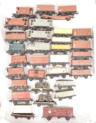 Lot 341 - Hornby-Dublo 00 Gauge 2-Rail Super Detail unboxed Goods Rolling Stock (32)