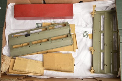 Lot 343 - Hornby-Dublo 00 Gauge 2-Rail unboxed Suburban Stations Island Platform (boxed)  Engine Sheds and Extension and Accessories