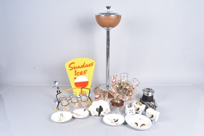 Lot 41 - An assortment of vintage Drinking items