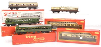 Lot 481 - Tri-ang 00 Gauge 2-Car Diesel Railcar with finescale wheels and modified GWR chocolate and cream Clerestory Coaches and Slaters kitbuilt coach (6)