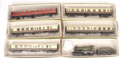 Lot 482 - Kitmaster 00 Gauge Kitbuilt and motorised GWR 'City of Truro' and various Coaches in GWR chocolate and cream (6)