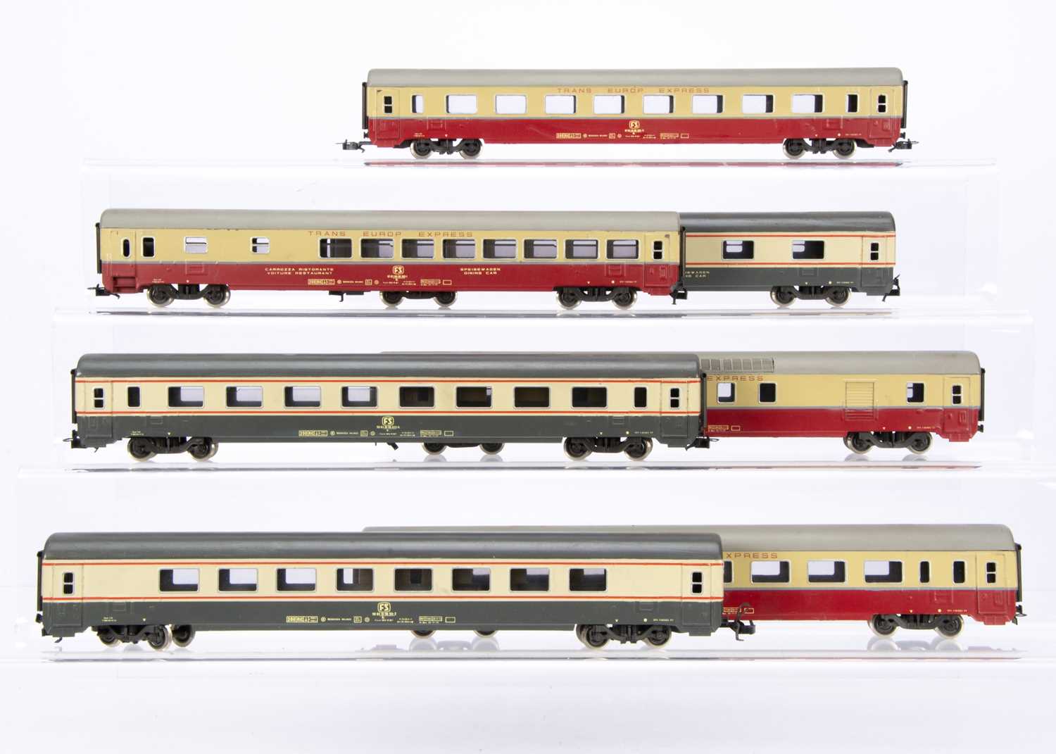 Lot 611 - Rivarossi HO Gauge Prototype Italian Coaches (7)