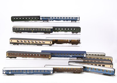 Lot 613 - Rivarossi HO Gauge Unboxed Swiss Italian and French Coaching Stock (15)