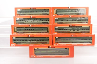 Lot 640 - Rivarossi H0 Gauge Archive collection Northern Pacific two-tone green Coaches (14)