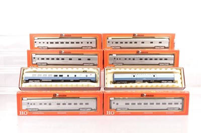 Lot 646 - Rivarossi H0 Gauge Archive collection Santa Fe Silver Coaches and blue and silver baggage cars (8)