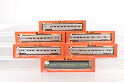 Lot 650 - Rivarossi H0 Gauge Archive collection Southern silver Coaches and two tone green Baggage Car (6)