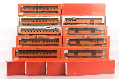 Lot 652 - Rivarossi H0 Gauge Archive collection The Milwaukee Road brown and orange Coaches (14)