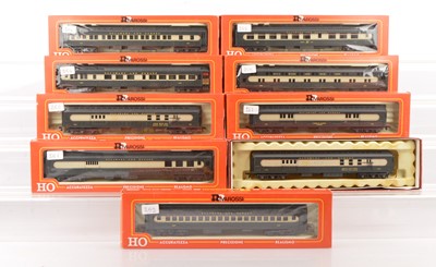 Lot 653 - Rivarossi H0 Gauge Archive collection Delaware and Hudson black a and grey with red lining coaches (9)
