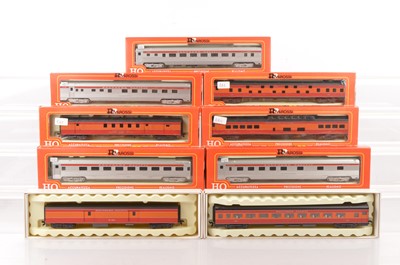 Lot 659 - Rivarossi H0 Gauge Archive collection Southern Pacific silver/red and orange/red Coaches (9)