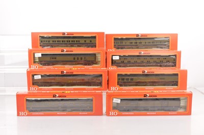 Lot 680 - Rivarossi H0 Gauge Archive collection Canadian National black and green Coaches (8)