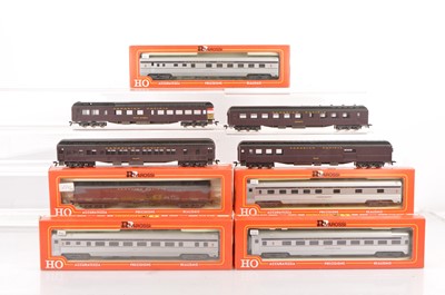 Lot 681 - Rivarossi H0 Gauge Archive collection Canadian Pacific  silver coaches with deep purple band and unboxed purple coaches (9)