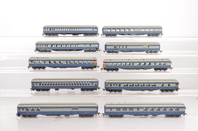 Lot 689 - Rivarossi H0 Gauge Archive collection unboxed Baltimore and Ohio blue and grey  pannelled 12-wheel Coaches (19)
