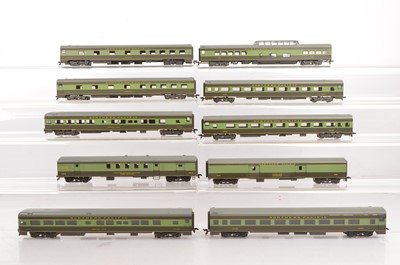 Lot 693 - Rivarossi H0 Gauge Archive collection unboxed Northern Pacific two tone green  Coaches (14)