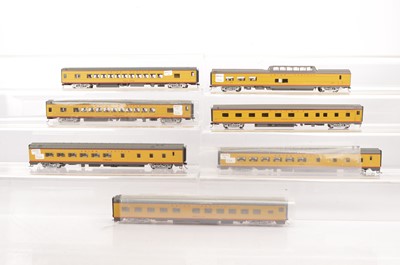 Lot 695 - Rivarossi H0 Gauge Archive collection unboxed Union Pacific lighter yellow  SDK Coaches with metal bogies and wheels, (7)
