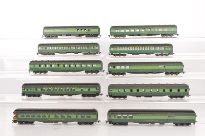 Lot 696 - Rivarossi H0 Gauge Archive collection unboxed Crescent Limited two tone green Coaches and one Southern Baggage Car (13)