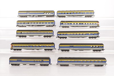 Lot 698 - Rivarossi H0 Gauge Archive collection unboxed Chesapeake and Ohio blue and yellow pannelled 12-wheel Coaches (16)