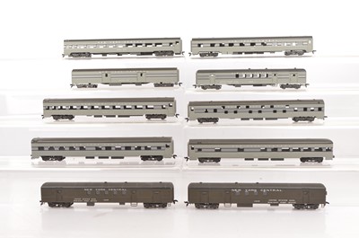 Lot 700 - Rivarossi H0 Gauge Archive collection unboxed New York Central two tone grey Coaches with white stripes and dark green Baggage Cars (13)