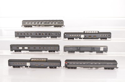 Lot 701 - Rivarossi H0 Gauge Archive collection unboxed Union Pacific two tone grey coaches including SDK with metal wheels (7)
