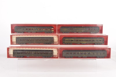 Lot 746 - Rivarossi American HO Gauge Santa Fe Coaches