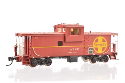 Lot 913 - Overland Models Inc H0 Gauge Santa Fe AT & SF Caboose Wide Vision Ce-6 and Ce-8