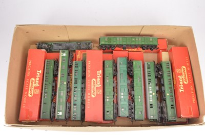 Lot 11 - Tri-ang 00 gauge Electric Multiple Units and coaches in BR green (14)