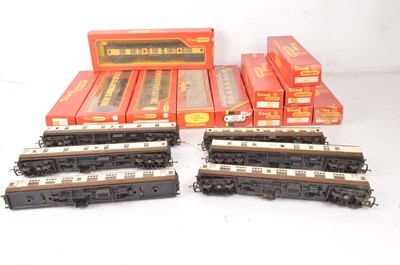Lot 12 - Tri-ang and Hornby 00 gauge Coaches in Pullman BR  and GWR chocolate/cream (16)