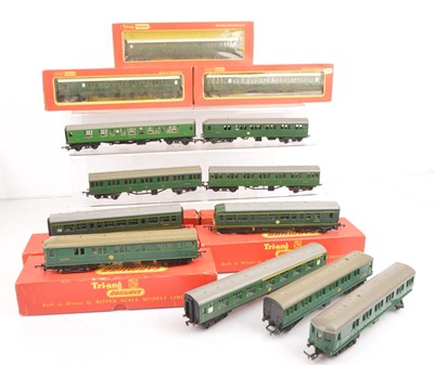 Lot 15 - Tri-ang Diesel and Electric Multiple units  and coaches  00 gauge (15)