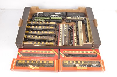 Lot 19 - Hornby Tri-ang Locomotive and coaches  00 gauge (17)
