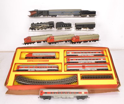 Lot 29 - Tri-ang  00 gauge Transcontinental set with extra Locomotives and coaches (9)