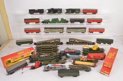 Lot 33 - Tri-ang 00 Gauge Battle Space and Transcontinental  Rolling Stock (41)