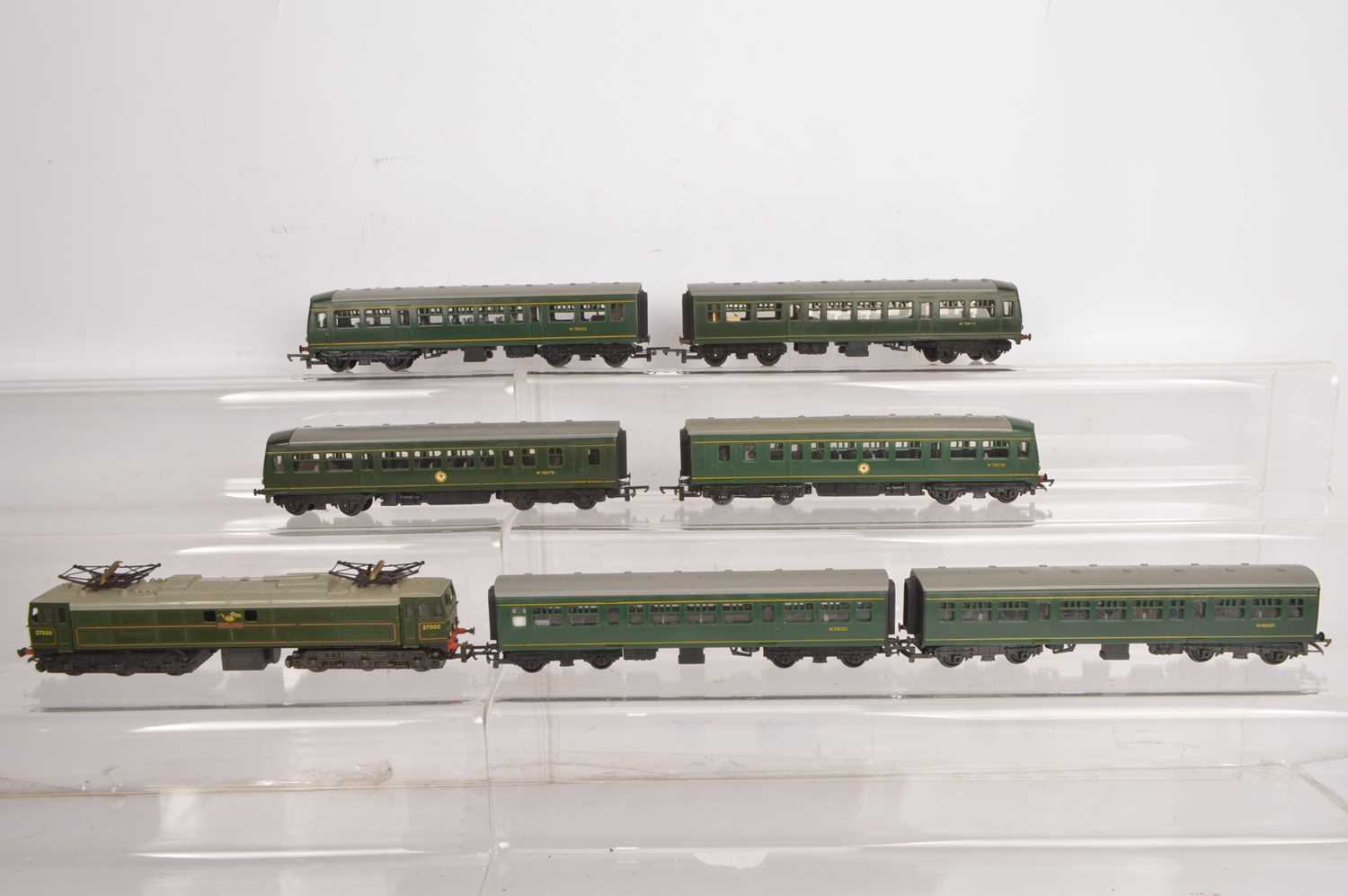 Lot 34 - Tri-ang 00 Gauge Electric Locomotive and Diesel Multiple units in BR green (7)