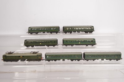 Lot 34 - Tri-ang 00 Gauge Electric Locomotive and Diesel Multiple units in BR green (7)
