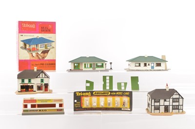 Lot 35 - Tri-ang 00 Gauge kitbuilt Model Land Buildings and Figures (5)