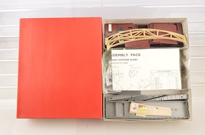 Lot 39 - Uncommon boxed Tri-ang Hornby 00 gauge R5083 maroon Terminus Through Station Kit