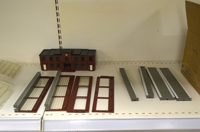 Lot 40 - Uncommon unboxed Tri-ang Hornby 00 Gauge R5083 maroon Terminal Through Station and Extension Kit parts (qty)