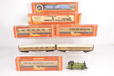 Lot 64 - Hornby 00 gauge LNER Steam Locomotives tenders and coaches (8)