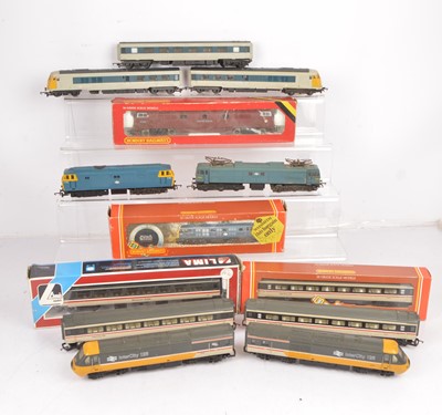 Lot 66 - Hornby 00 gauge Diesel and Electric Locomotives and coaches (13)